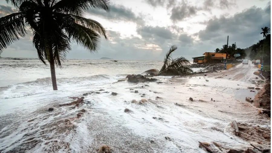 Crédit photographique France Guyane: le 14 janvier 2013, une longue houle de nord déferle sur le littoral guyanais et submerge la route des plages