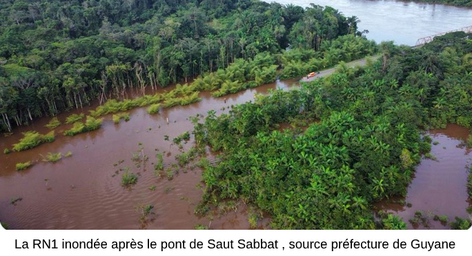 Le fleuve Mana déborde sur la RN1 juste après le pont de Saut Sabbat en mars 2022