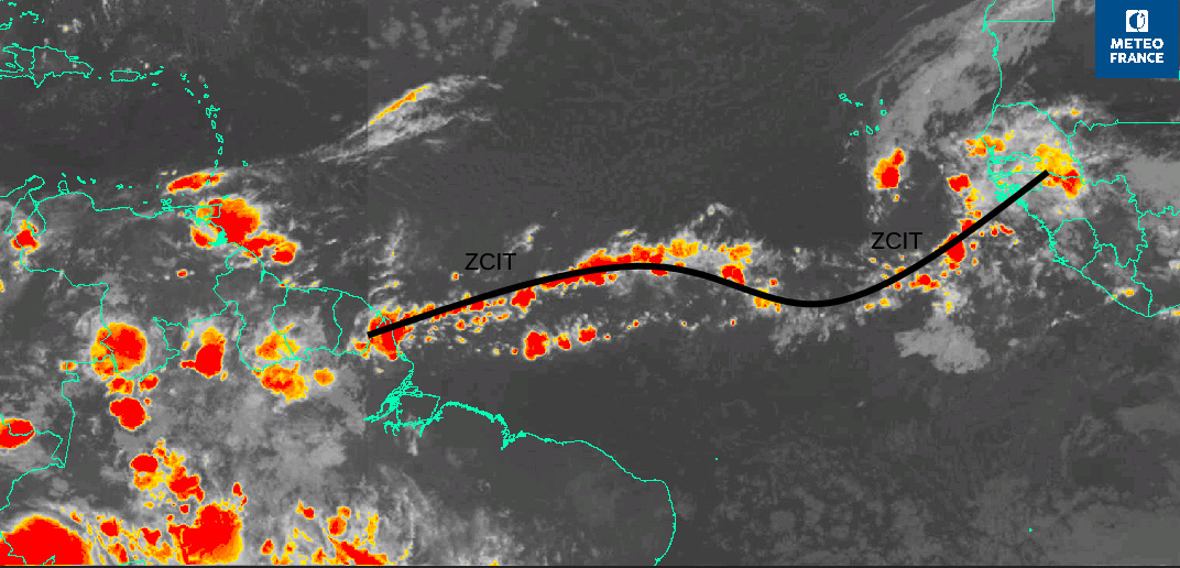 Le  25 octobre  2021, la ZCIT évolue au sud du littoral guyanais , bien loin de sa position habiteulle en cette saison