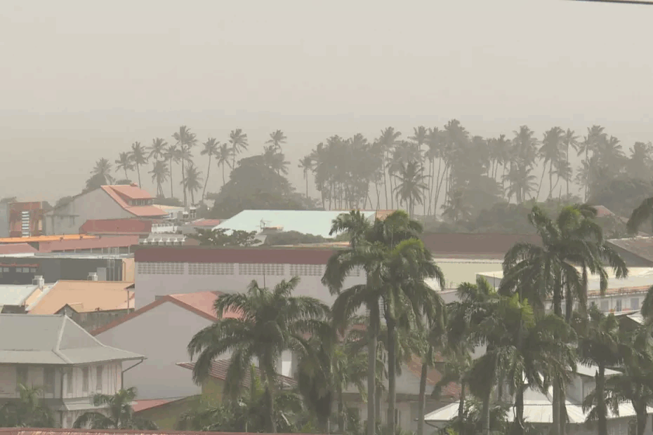 Cayenne dans la brume de poussière d'origine saharienne