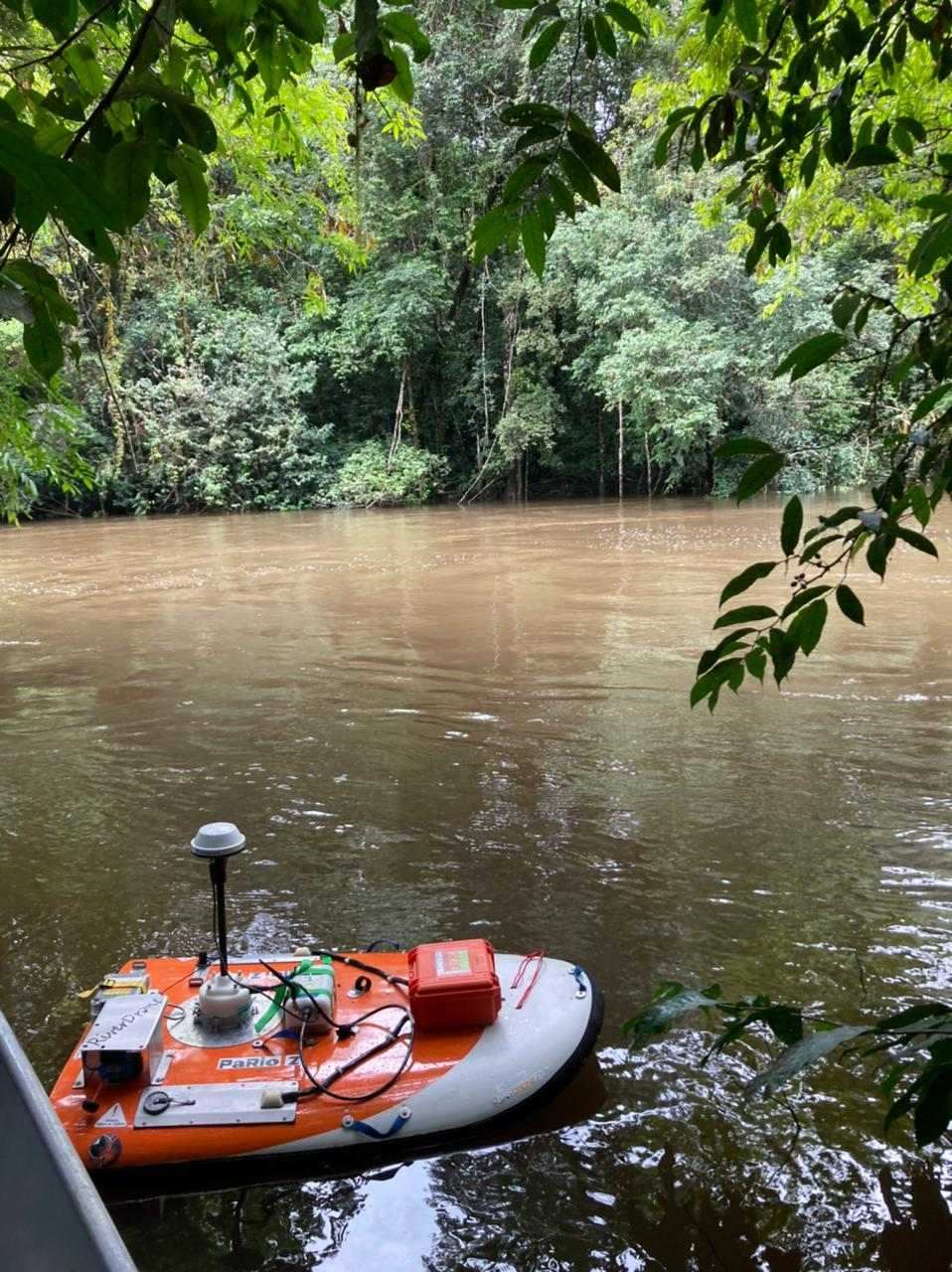 Mesure de débit du fleuve Kourou ( jaugeage) à l'aide d'undrone radioguidé
