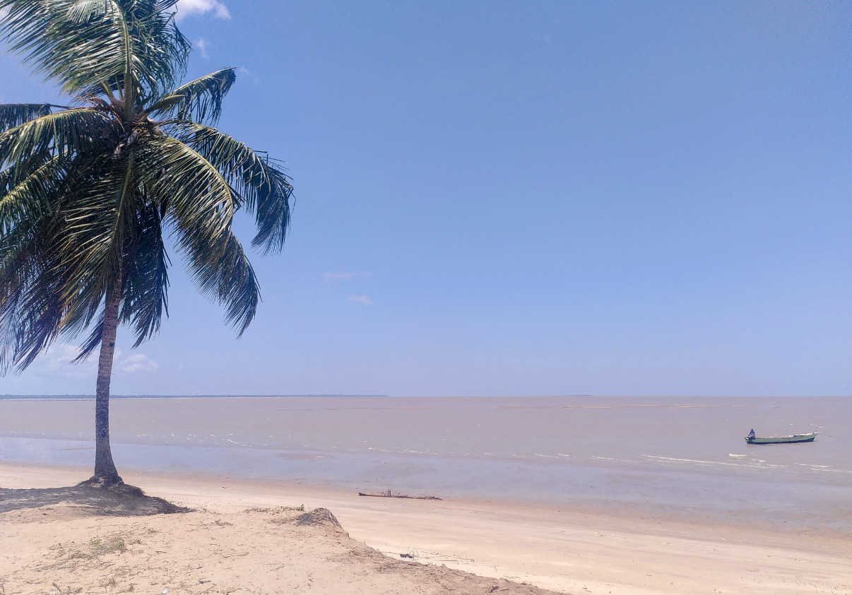 La plage d'Awala-Yalimapo sous le soleil