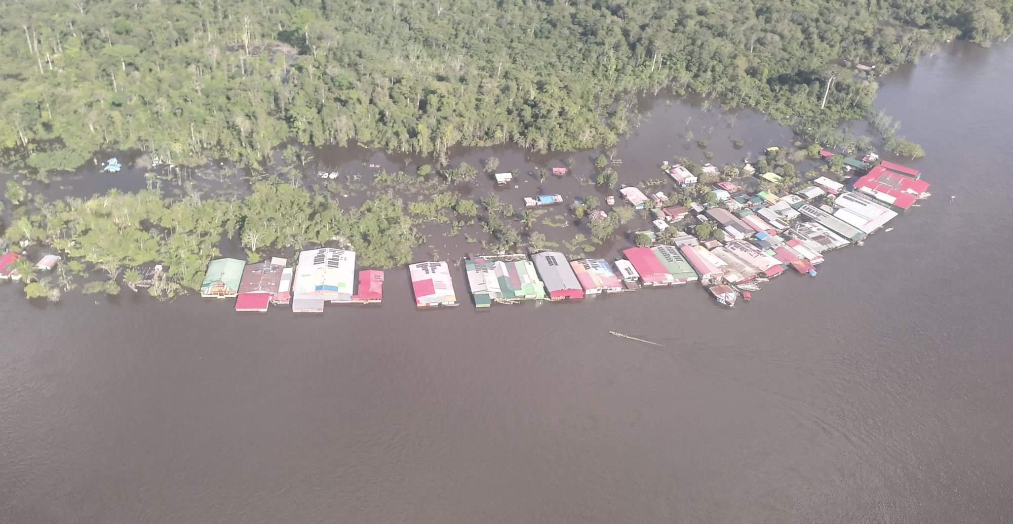 La crue du Maroni vers le 23 mai, les commerces chinois en face de Maripa-Soula sur la rive Surinamaise