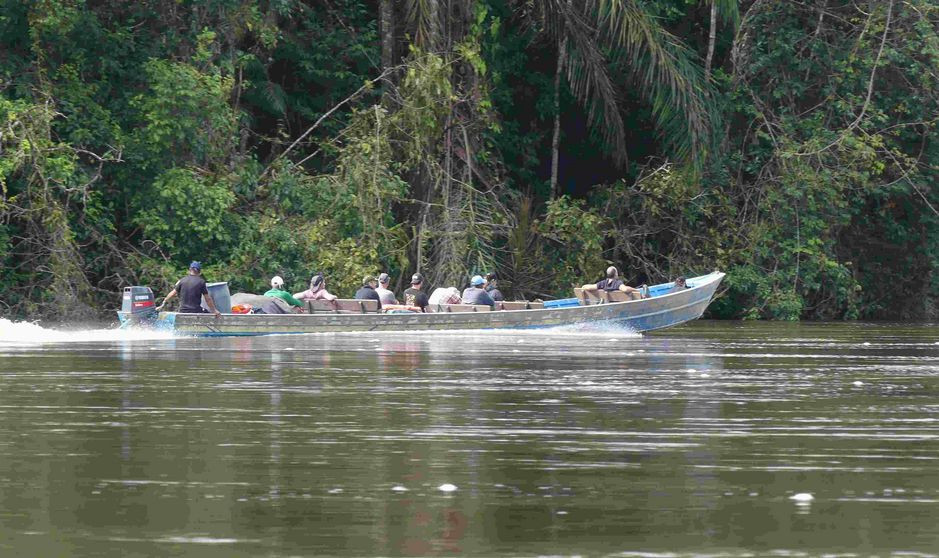 La remontée vers Trois Saut sur la pirogue de France Services.