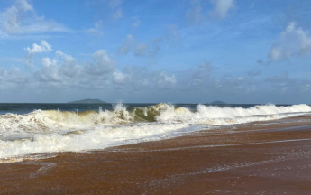 Rouleaux au rivage sur les plages de Rémire-Monjoly 