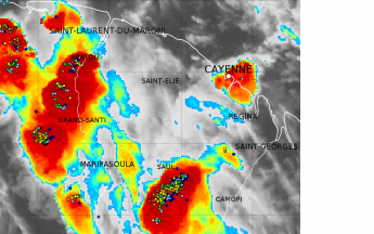 Image satellitaire montrant les solides amas pluvio-orageux sur le Maroni lundi 13 juin en soirée.