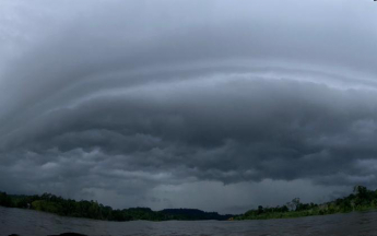 Nuages d'orage sur le Maroni