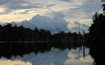 Ciel chargé sur le lac de Petit Saut