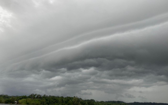 nuages d'orages sur le Maroni