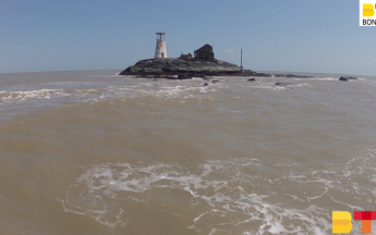 L'ilet L'Enfant Perdu sous le soleil au large de Cayenne