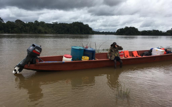 Pirogue au lever du jour sur le Maroni