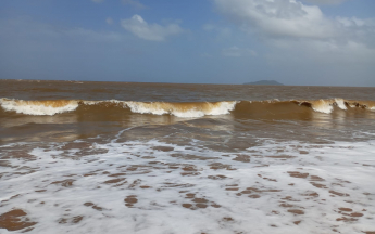 Mer agitée aux salines en février 2025