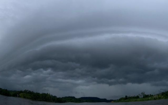 Nuages d'orage sur le Maroni