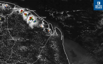 Image satellitaire du 31 août 2023 à 15h00 locales.Beau temps dominant sur la Guyane,  averses isolées à la limite entre le littoral et l'arrière pays