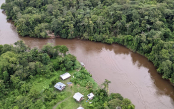 Vue aérienne d'une partie du village de Trois-Sauts tout au sud de la Guyane en amont du fleuve Oyapock