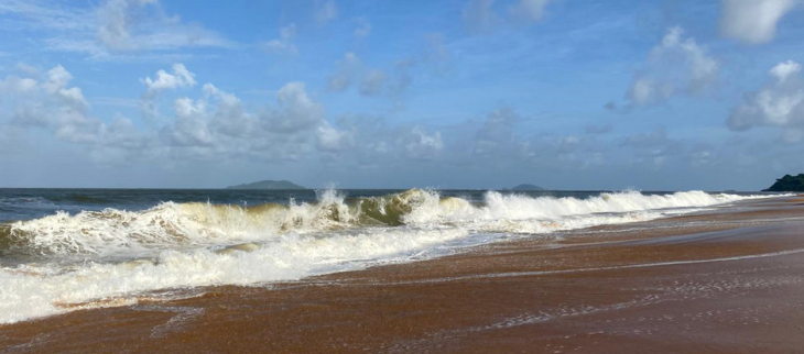 Rouleaux au rivage sur les plages de Rémire-Monjoly 
