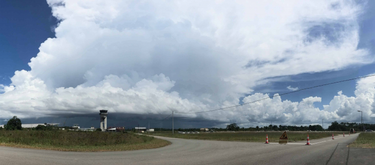 Un cumulonimbus en formation près de l'aéroport