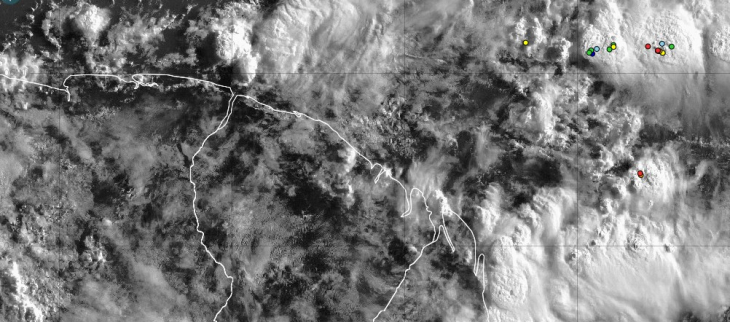 vendredi 20 mai  à 09h00, le ciel est chargé sur l'océan et le nord Brésil, les averses commencent  à rentrer sur la Guyane