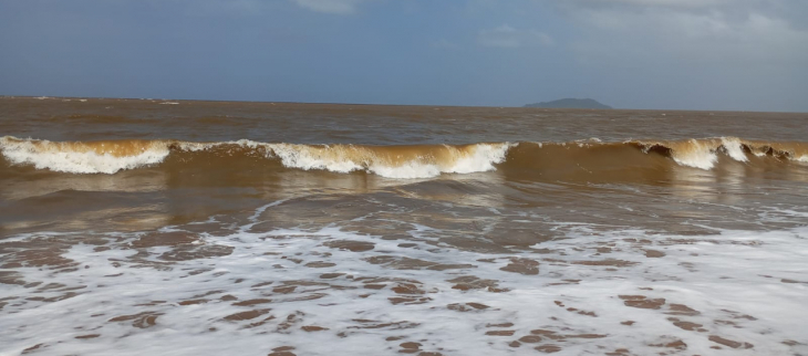 Mer agitée aux salines en février 2025