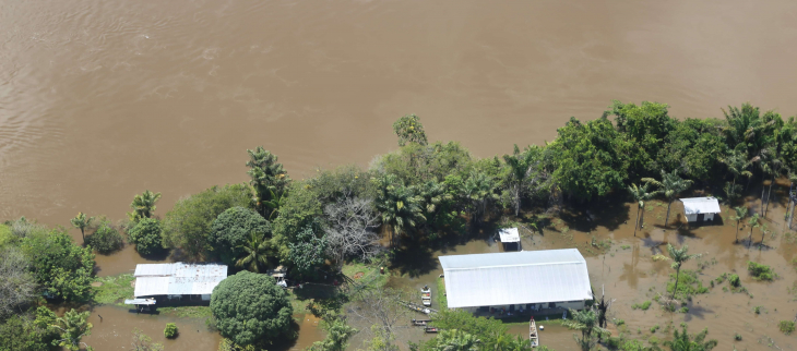 Kampou inondé, les pirogues accostent au pied de la maison!