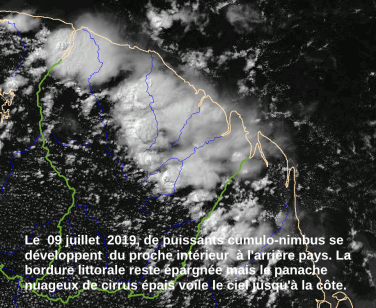 Convection continentale forte dans l'intérieur avec panache nuageux s'étendant jusqu'au littoral