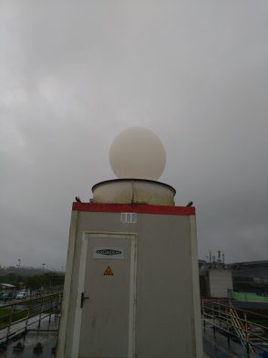 Le ballon sort du robotsonde , une trappe s'ouvre automatiquement . La pluie présente ce matin là n'empèche pas le bon déroulement du lâcher.