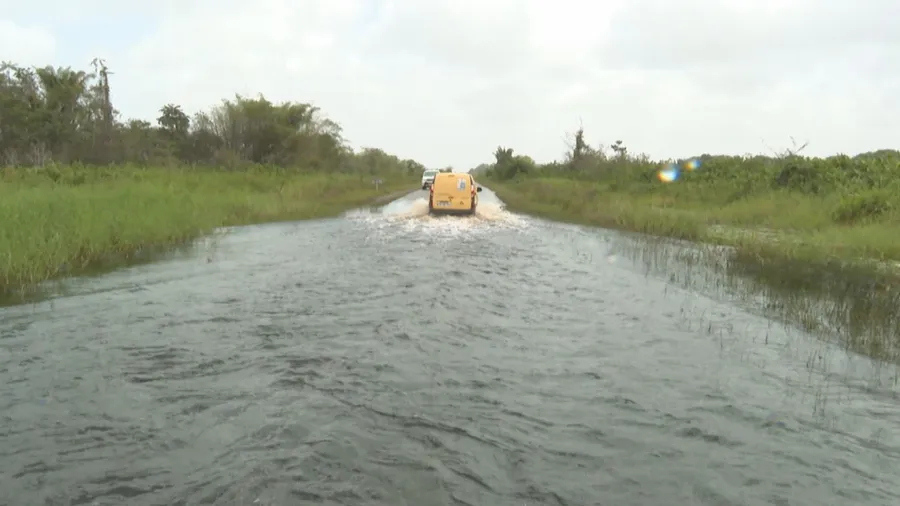 Route inondée dans le secteur de Mana le  4 avril 2025, crédit phtographique Guyane La 1ère