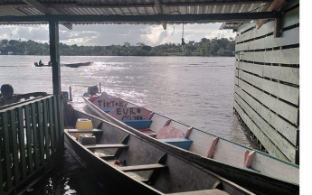 Fin mai 2022, les pirogues accostent directement dans les magasins sur la rive Surinamaise en face de Maripa-Soula
