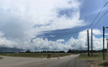 Un cumulonimbus en formation près de l'aéroport