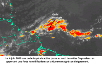 Passage d'une onde tropicale active au nord de la Guyane avec sa structure typique en forme de "V" inversé