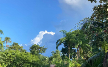 Cumulo-nimbus en arrière plan dans le ciel de stoupan