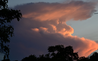 Cumulonimbus dans le ciel guyanais en fin de journée