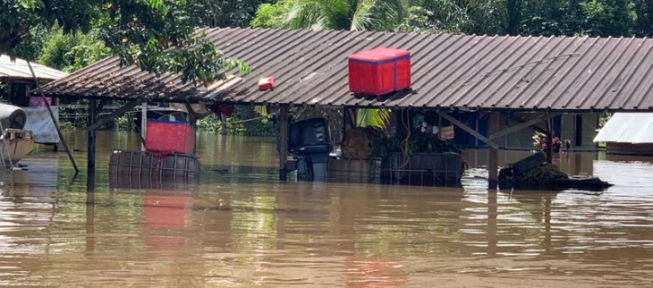 Crue du fleuve Maroni pendant la grande saison des pluies 2021 ( crédit photographique Guyane la1ère)