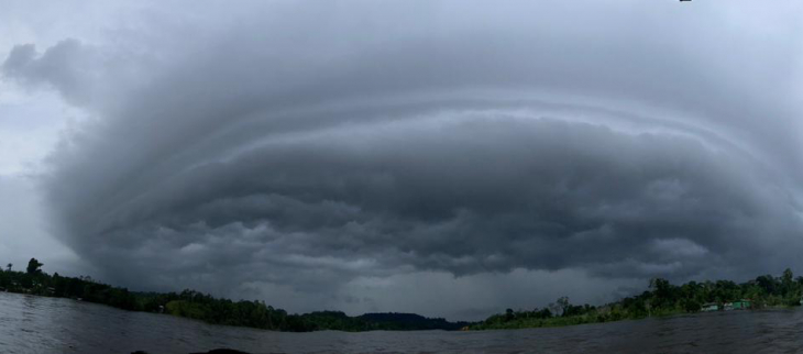 Nuages d'orage sur le Maroni