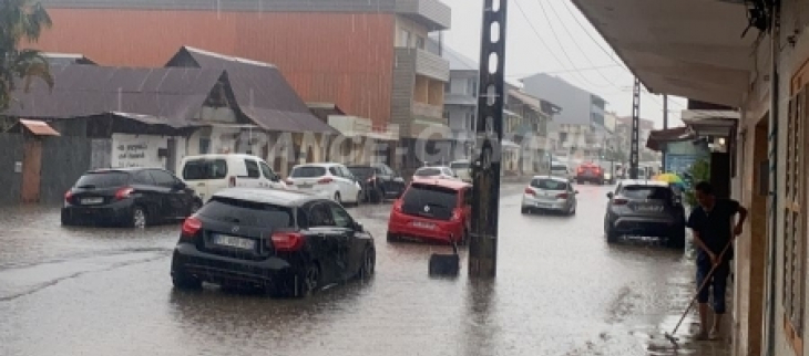 Rue de Cayenne inondée mardi 28 juin après-midi (France-Guyane)