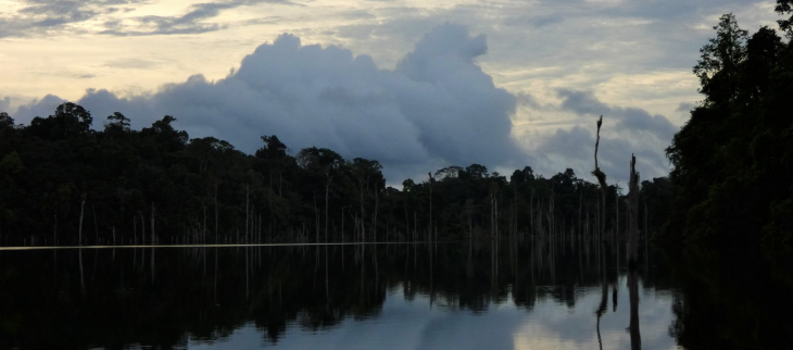 Ciel chargé sur le lac de Petit Saut