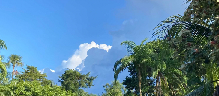 Cumulo-nimbus en arrière plan dans le ciel de stoupan