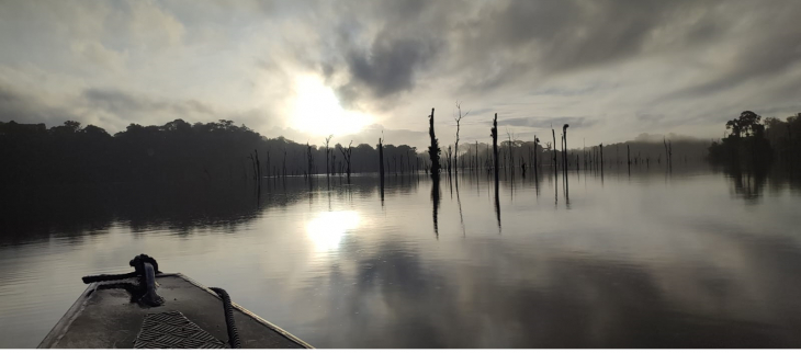 Le lac de Petit-Saut sous les nuages