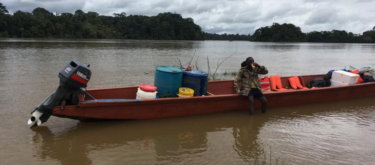 Pirogue au lever du jour sur le Maroni