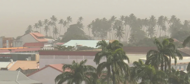 La ville de Cayenne sous un voile de brume de poussières