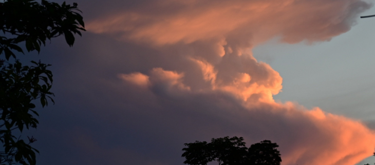Cumulonimbus dans le ciel guyanais en fin de journée