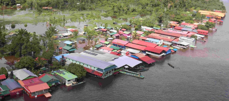 Village de commerçants inondé au Suriname en face de Maripa-Soula. Les pirogues peuvent directement accoster dans les magasins.