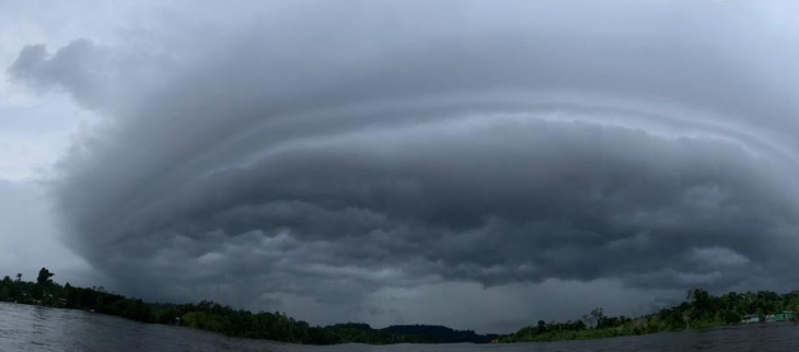 Nuages d'orage sur le Maroni