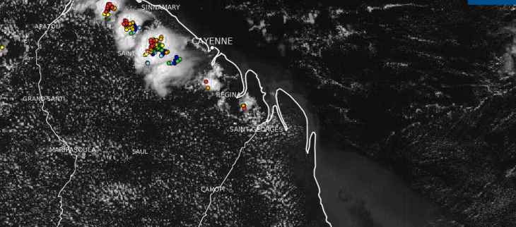 Image satellitaire du 31 août 2023 à 15h00 locales.Beau temps dominant sur la Guyane,  averses isolées à la limite entre le littoral et l'arrière pays