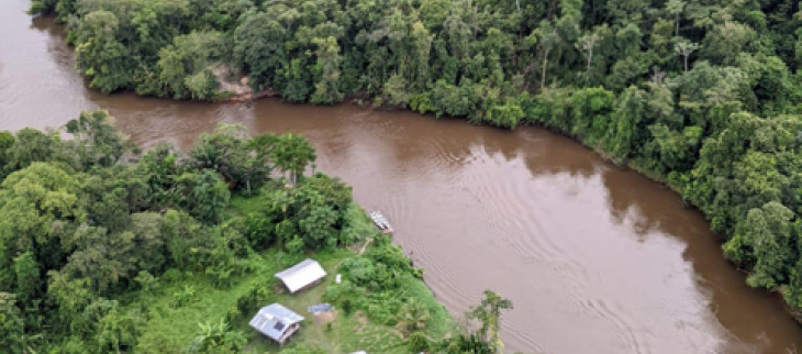 Vue aérienne d'une partie du village de Trois-Sauts tout au sud de la Guyane en amont du fleuve Oyapock